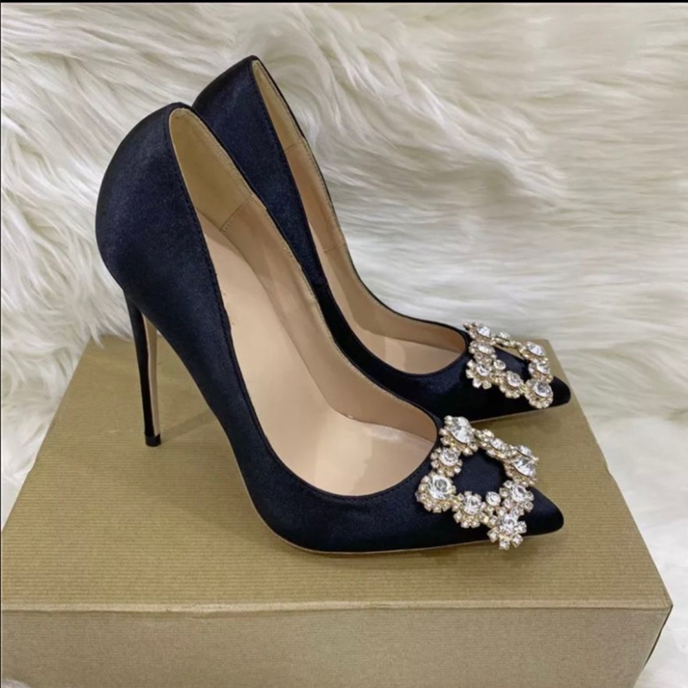 Size 8.5 ( Foot length 24.5 cm). Satin/ Black ✨
Measure your foot length!
